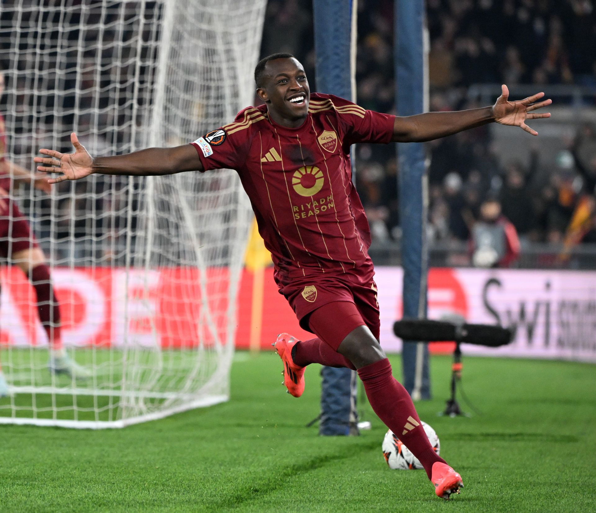 罗马迎葡超关键赛,冲刺阶段外线爆发,气氛紧张,轮换策略成焦点 罗马迎葡超关键赛,冲刺阶段外线爆发,气氛紧张,轮换策略成焦点